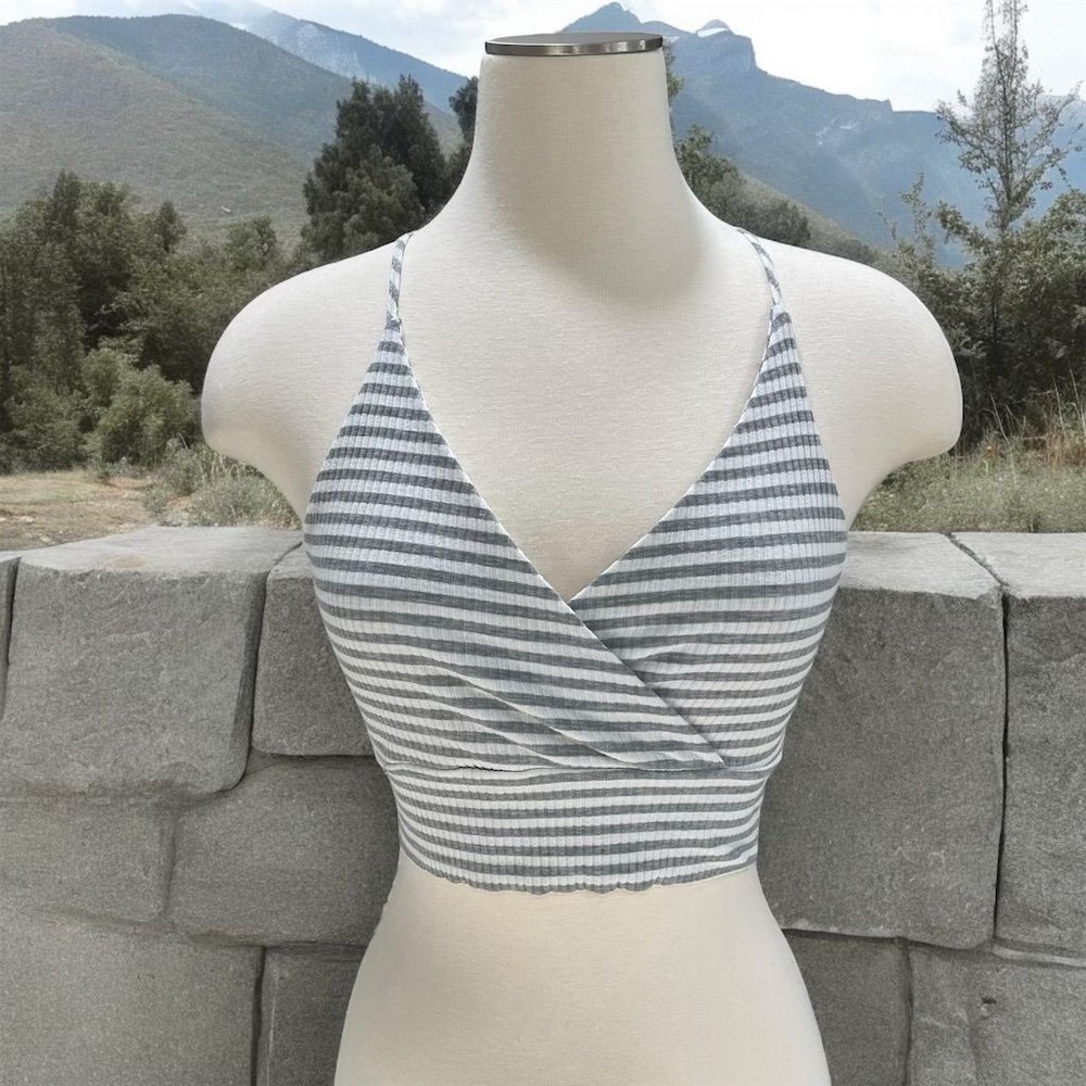 One Clothing Women's Striped Gray V-Neck Crop Tank Top SZ S Beach Preppy Summer